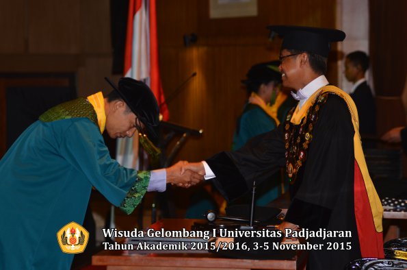 Wisuda Unpad Gel I TA 2015_2016  Fakultas Kedokteran oleh Rektor-061