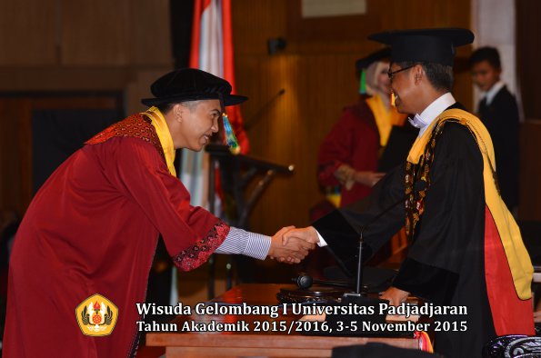 Wisuda Unpad Gel I TA 2015_2016  Fakultas PIK oleh Rektor-046