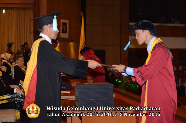 Wisuda Unpad Gel I TA 2015_2016  Fakultas Ilmu Budaya oleh Dekan-002