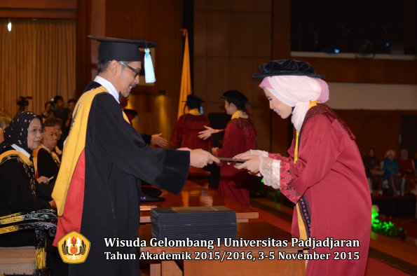 Wisuda Unpad Gel I TA 2015_2016  Fakultas Ilmu Budaya oleh Dekan-021