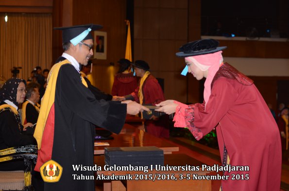 Wisuda Unpad Gel I TA 2015_2016  Fakultas Ilmu Budaya oleh Dekan-026