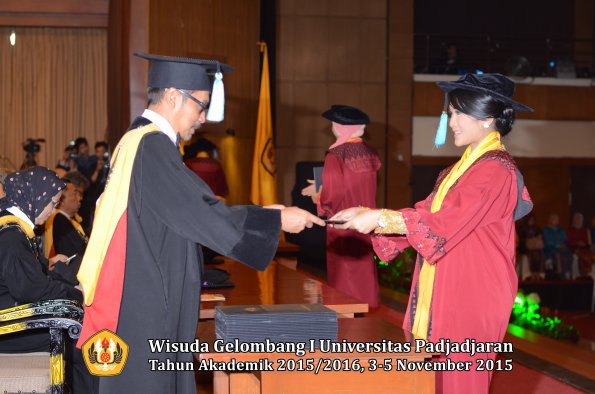 Wisuda Unpad Gel I TA 2015_2016  Fakultas Ilmu Budaya oleh Dekan-027