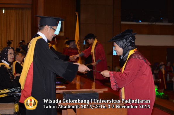 Wisuda Unpad Gel I TA 2015_2016  Fakultas Ilmu Budaya oleh Dekan-032