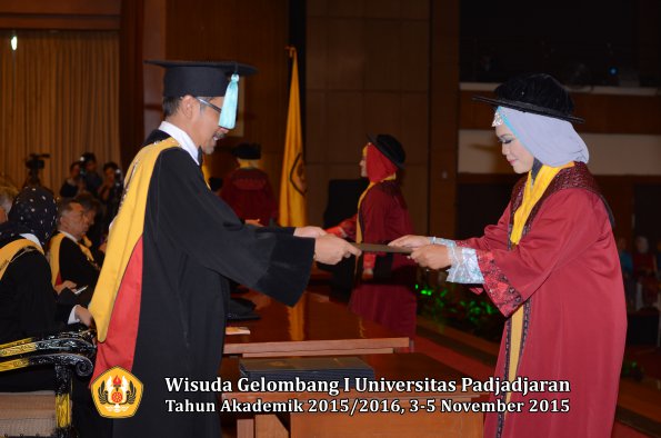 Wisuda Unpad Gel I TA 2015_2016  Fakultas Ilmu Budaya oleh Dekan-039