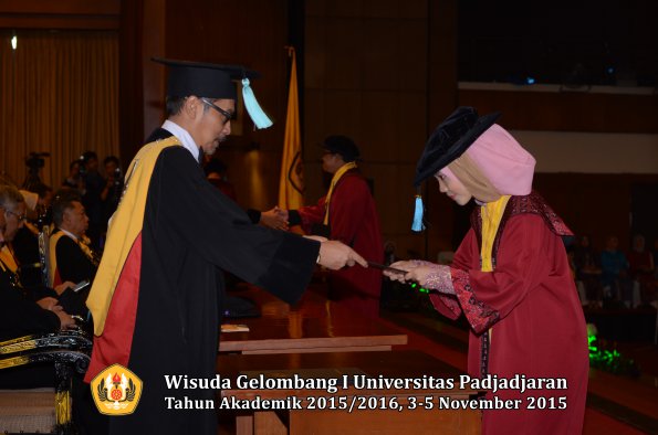 Wisuda Unpad Gel I TA 2015_2016  Fakultas Ilmu Budaya oleh Dekan-047