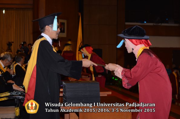 Wisuda Unpad Gel I TA 2015_2016  Fakultas Ilmu Budaya oleh Dekan-054
