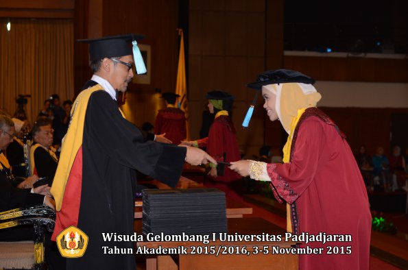 Wisuda Unpad Gel I TA 2015_2016  Fakultas Ilmu Budaya oleh Dekan-059