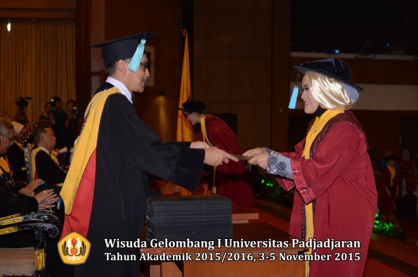 Wisuda Unpad Gel I TA 2015_2016  Fakultas Ilmu Budaya oleh Dekan-061