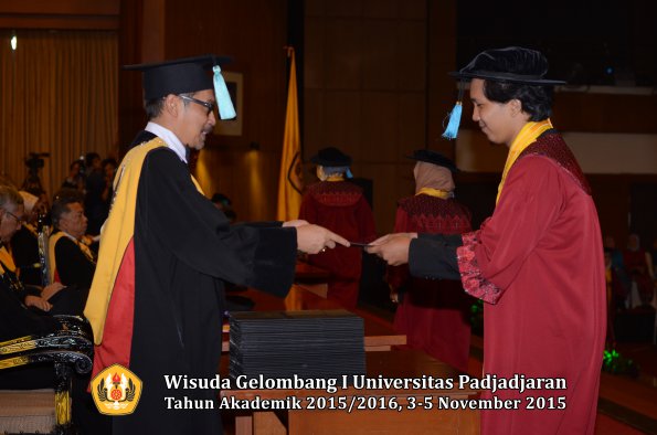 Wisuda Unpad Gel I TA 2015_2016  Fakultas Ilmu Budaya oleh Dekan-063