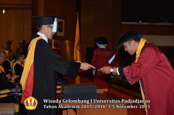 Wisuda Unpad Gel I TA 2015_2016  Fakultas Ilmu Budaya oleh Dekan-066