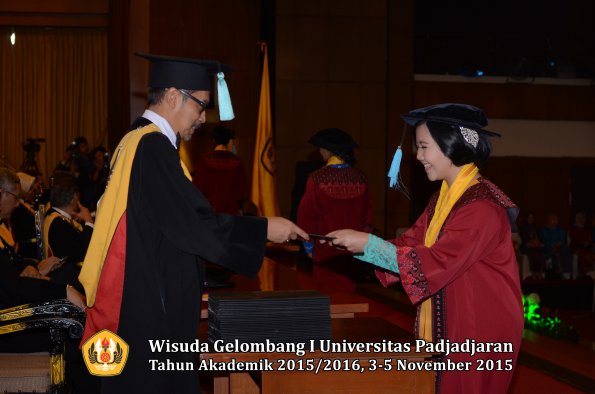 Wisuda Unpad Gel I TA 2015_2016  Fakultas Ilmu Budaya oleh Dekan-069
