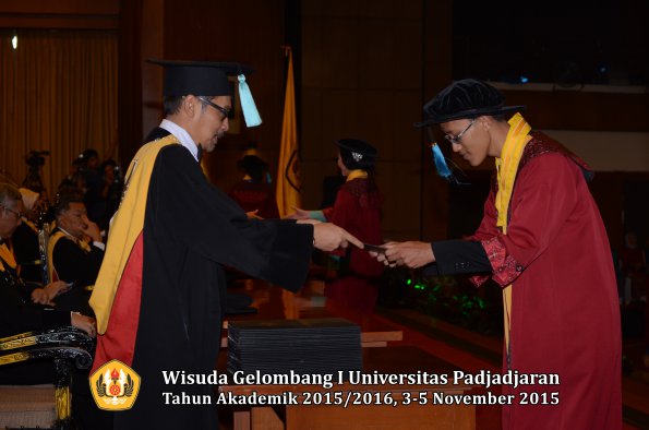 Wisuda Unpad Gel I TA 2015_2016  Fakultas Ilmu Budaya oleh Dekan-070