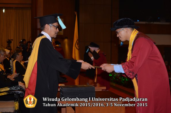Wisuda Unpad Gel I TA 2015_2016  Fakultas Ilmu Budaya oleh Dekan-073