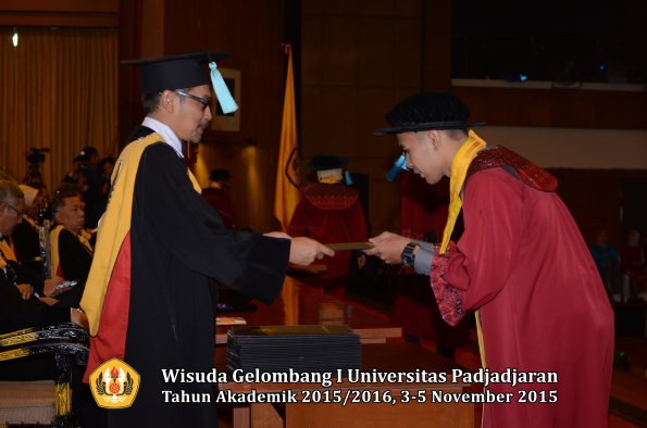 Wisuda Unpad Gel I TA 2015_2016  Fakultas Ilmu Budaya oleh Dekan-076
