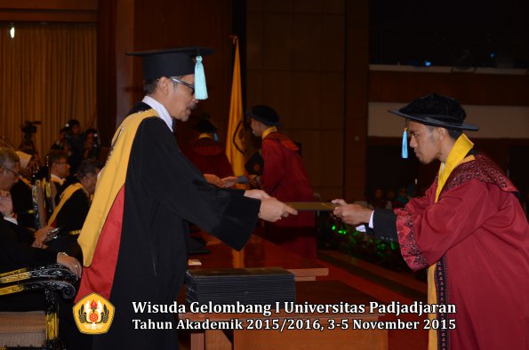 Wisuda Unpad Gel I TA 2015_2016  Fakultas Ilmu Budaya oleh Dekan-077
