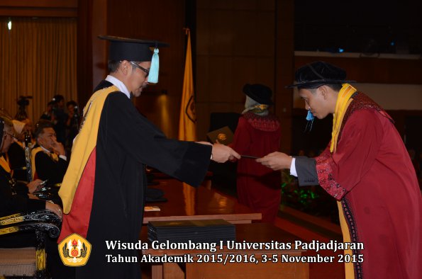 Wisuda Unpad Gel I TA 2015_2016  Fakultas Ilmu Budaya oleh Dekan-083