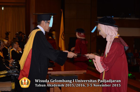 Wisuda Unpad Gel I TA 2015_2016  Fakultas Ilmu Budaya oleh Dekan-087
