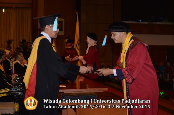 Wisuda Unpad Gel I TA 2015_2016  Fakultas Ilmu Budaya oleh Dekan-088