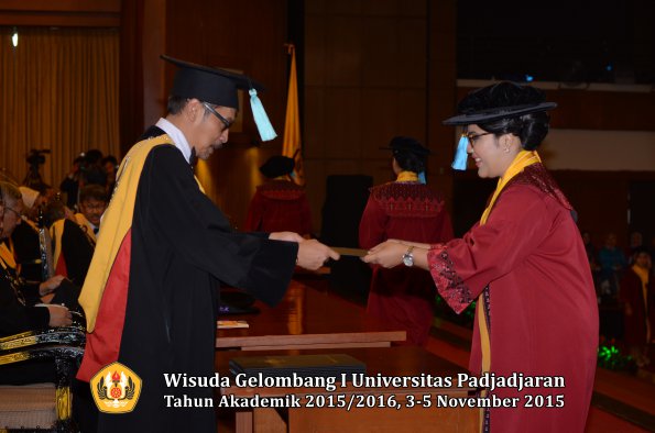 Wisuda Unpad Gel I TA 2015_2016  Fakultas Ilmu Budaya oleh Dekan-091