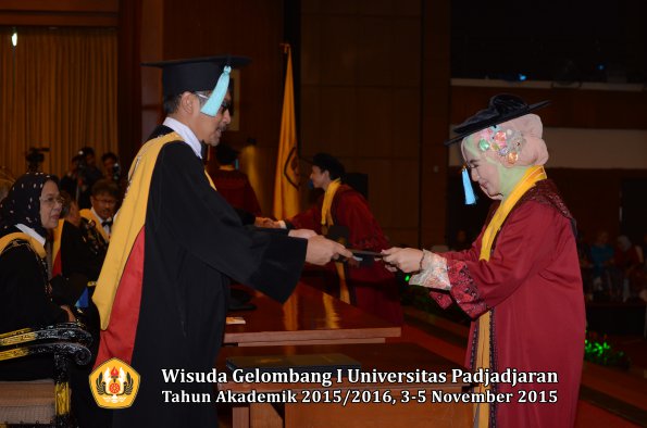 Wisuda Unpad Gel I TA 2015_2016  Fakultas Ilmu Budaya oleh Dekan-093