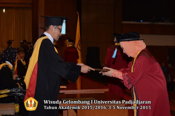 Wisuda Unpad Gel I TA 2015_2016  Fakultas Ilmu Budaya oleh Dekan-097