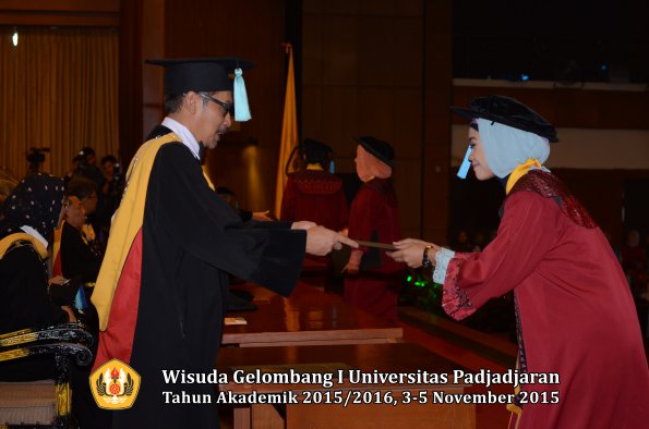 Wisuda Unpad Gel I TA 2015_2016  Fakultas Ilmu Budaya oleh Dekan-098