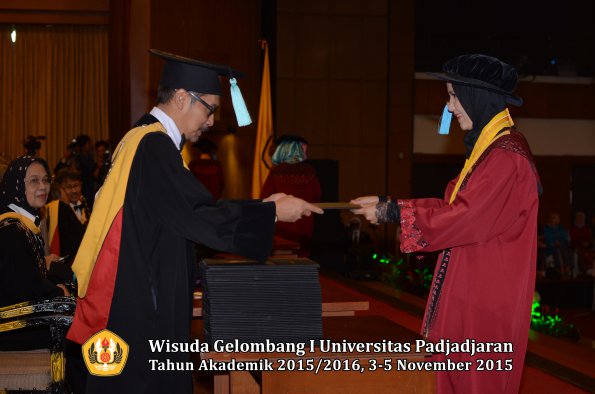 Wisuda Unpad Gel I TA 2015_2016  Fakultas Ilmu Budaya oleh Dekan-101