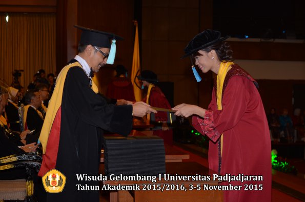 Wisuda Unpad Gel I TA 2015_2016  Fakultas Ilmu Budaya oleh Dekan-105