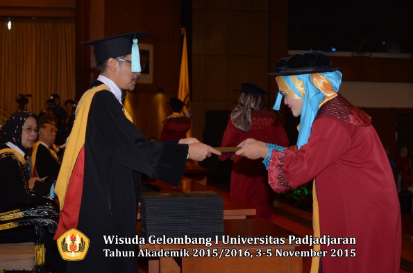 Wisuda Unpad Gel I TA 2015_2016  Fakultas Ilmu Budaya oleh Dekan-112