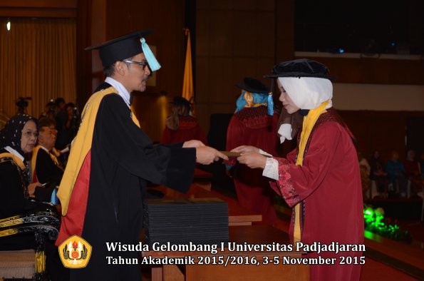 Wisuda Unpad Gel I TA 2015_2016  Fakultas Ilmu Budaya oleh Dekan-113