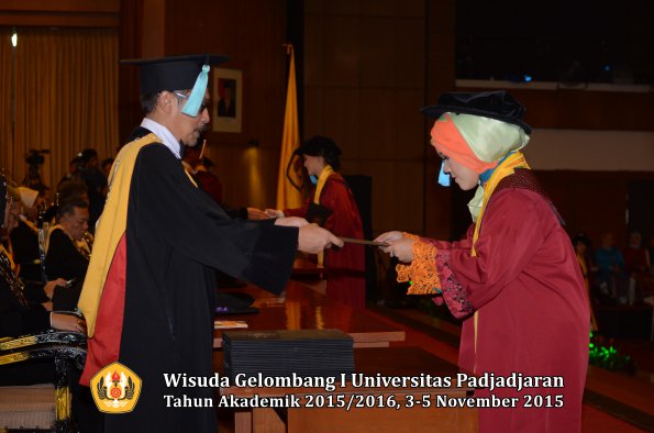 Wisuda Unpad Gel I TA 2015_2016  Fakultas Ilmu Budaya oleh Dekan-127