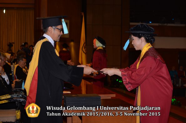 Wisuda Unpad Gel I TA 2015_2016  Fakultas Ilmu Budaya oleh Dekan-128