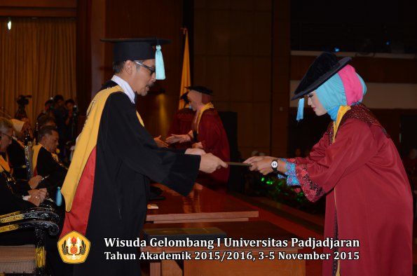 Wisuda Unpad Gel I TA 2015_2016  Fakultas Ilmu Budaya oleh Dekan-143