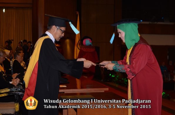 Wisuda Unpad Gel I TA 2015_2016  Fakultas Ilmu Budaya oleh Dekan-144
