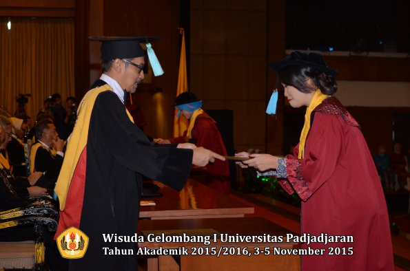 Wisuda Unpad Gel I TA 2015_2016  Fakultas Ilmu Budaya oleh Dekan-148