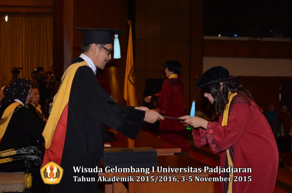 Wisuda Unpad Gel I TA 2015_2016  Fakultas Ilmu Budaya oleh Dekan-179