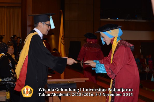 Wisuda Unpad Gel I TA 2015_2016  Fakultas Ilmu Budaya oleh Dekan-188