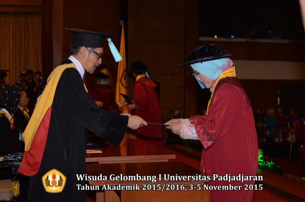 Wisuda Unpad Gel I TA 2015_2016  Fakultas Ilmu Budaya oleh Dekan-200