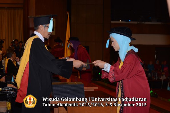 Wisuda Unpad Gel I TA 2015_2016  Fakultas Ilmu Budaya oleh Dekan-218