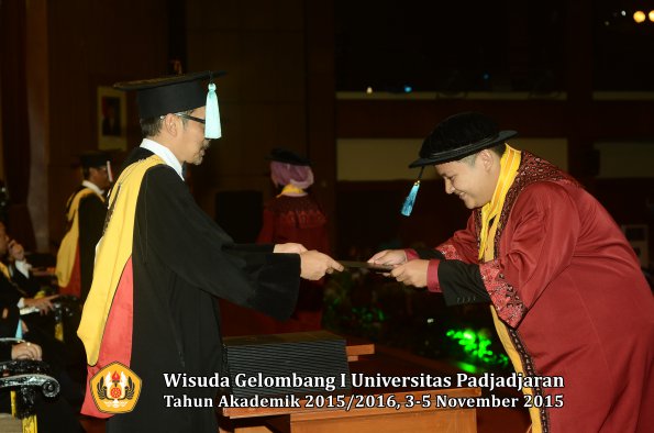 Wisuda Unpad Gel I TA 2015_2016  Fakultas Ilmu Budaya oleh Dekan-220