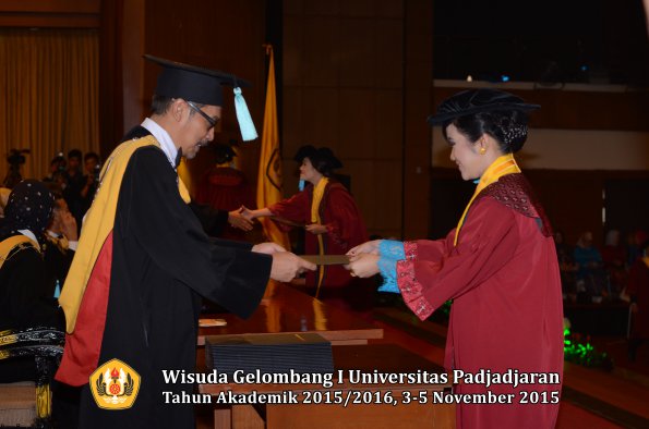 Wisuda Unpad Gel I TA 2015_2016  Fakultas Ilmu Budaya oleh Dekan-232