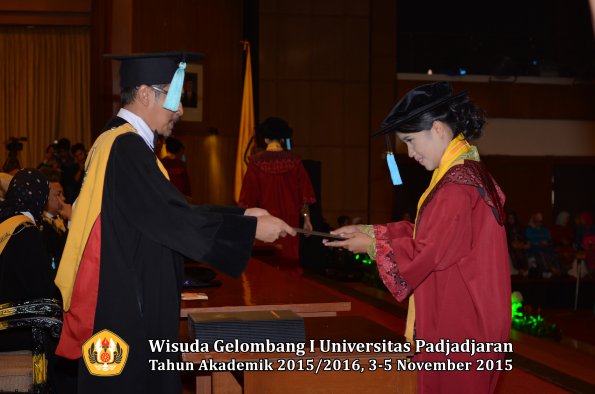 Wisuda Unpad Gel I TA 2015_2016  Fakultas Ilmu Budaya oleh Dekan-235