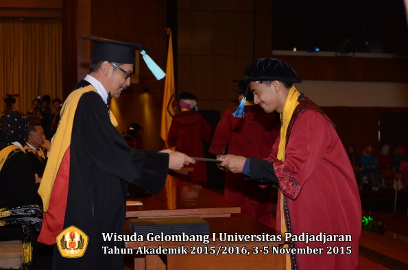 Wisuda Unpad Gel I TA 2015_2016  Fakultas Ilmu Budaya oleh Dekan-239