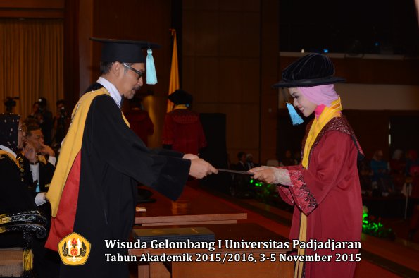 Wisuda Unpad Gel I TA 2015_2016  Fakultas Ilmu Budaya oleh Dekan-243