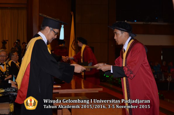 Wisuda Unpad Gel I TA 2015_2016  Fakultas Ilmu Budaya oleh Dekan-249