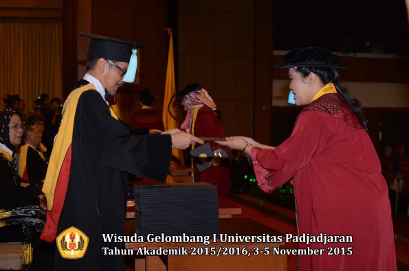Wisuda Unpad Gel I TA 2015_2016  Fakultas Ilmu Budaya oleh Dekan-253