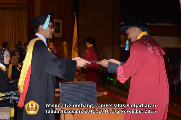 Wisuda Unpad Gel I TA 2015_2016  Fakultas Ilmu Budaya oleh Dekan-254