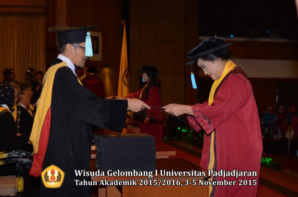 Wisuda Unpad Gel I TA 2015_2016  Fakultas Ilmu Budaya oleh Dekan-256