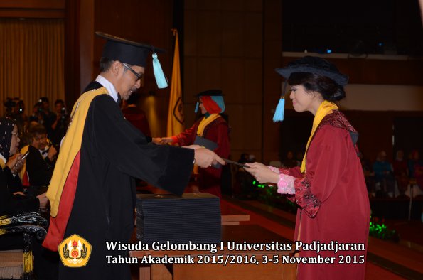 Wisuda Unpad Gel I TA 2015_2016  Fakultas Ilmu Budaya oleh Dekan-259