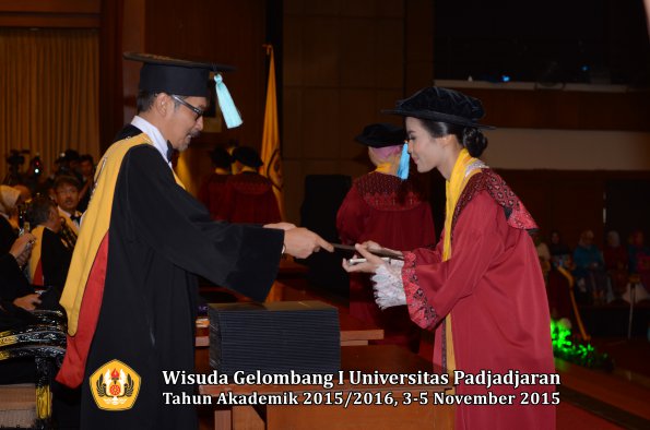 Wisuda Unpad Gel I TA 2015_2016  Fakultas Ilmu Budaya oleh Dekan-262